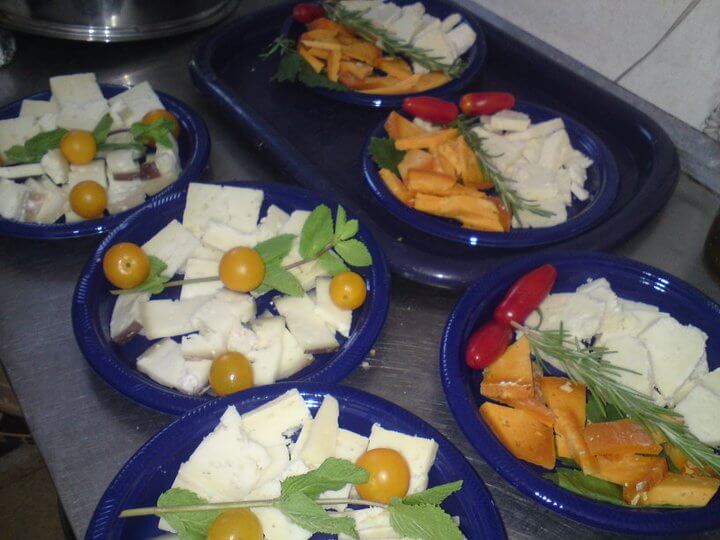 גבינות עיזים חתוכות