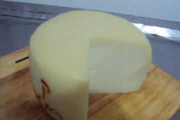 משולשי גבינת תום עיזים מטוגנים עם רוטב יוגורט